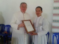 Mons. Jean-Claude Hollerich, arzobispo de Luxemburgo y el P. John Chokdi scj