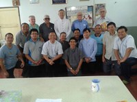 Los religiosos del Vicariato de Tailandia con Mons. Francis Xavier Veera Arpondratana, obispo de Chiang Mai.