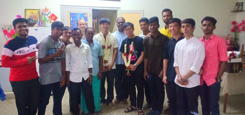 Los dos jóvenes pioneros vietnamitas llegan a Bangalore para el inicio de su noviciado.