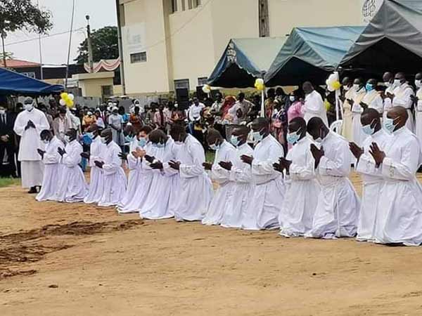 Ordenaciones sacerdotales en el Vicariato de Costa de Marfil