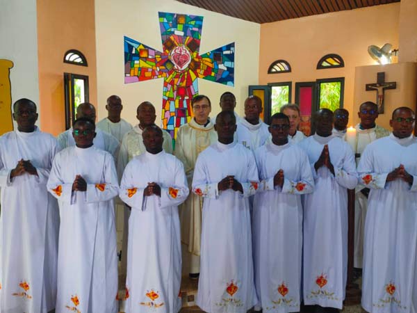 Ceremonia de la institución de los ministerios del Acolitado y del Lectorado en la comunidad de Adiapodoumé
