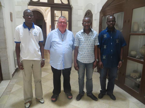 De izquierda a derecha: Firmin Evasié (novicio de África central), Jacky Moura (maestro de novicios),  Joseph (novicio de Burkina Faso) y Habib (novicio de Benín) en Belén