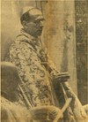 Pío XII durante el canto del « Te Deum » justo después de la canonización de San Miguel Garicoits (Sacado por el «Osservatore romano», 9 de Julio de 1947)