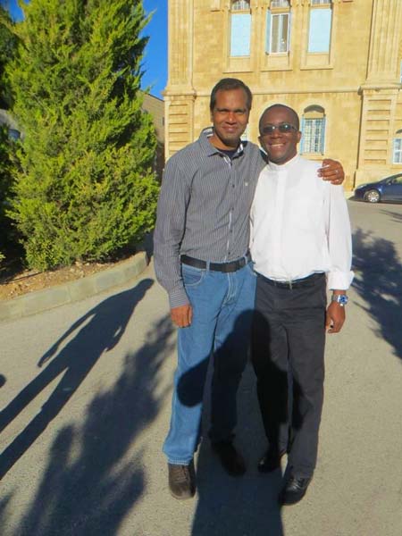 Ante la casa de Belén, el P. José Kumar Johnrose scj (izquierda), en la foto con el P. Jean-Paul Kissi scj, últimamente nombrado Maestro de novicios de la Región San Miguel Garicoits.