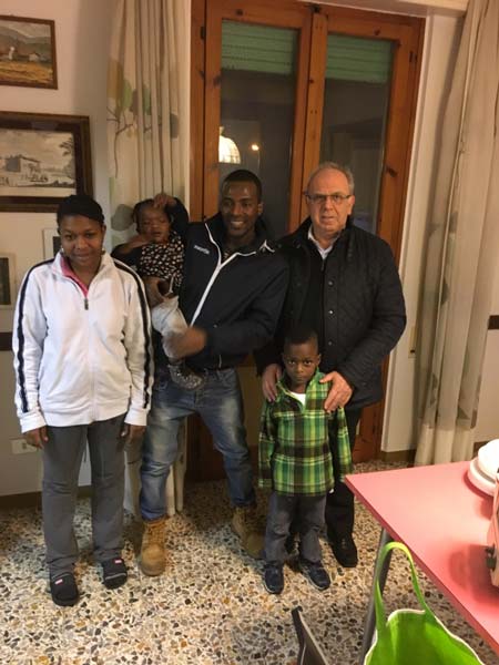 El P. Maurizio scj y Karim con su familia