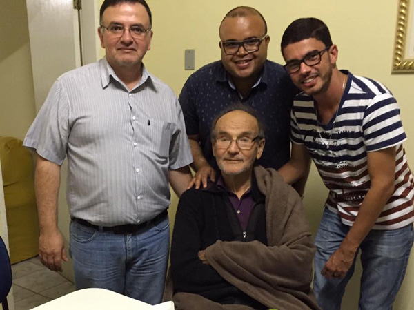 Padre José Mirande circundado por sus hermanos con ocasión de los suyos 80 años