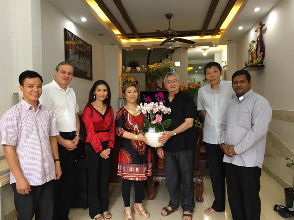 En el centro: el P. Gaspar Fernández Pérez, Superior General, con la Señora Kieu-Dung Nguyrn,  que ha puesto su casa a disposición a la comunidad.  