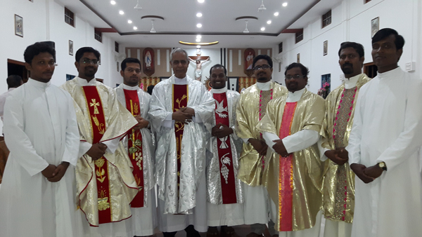Nuestros misioneros que obran en el Norte-este, con el obispo de Guwahati (da sin a des.: H. Sharat, P. Jesuraj, P. Jestin, P. Vipin, P. Daniel. P. Arul, P. Pascal y H. Pakyaraj)
