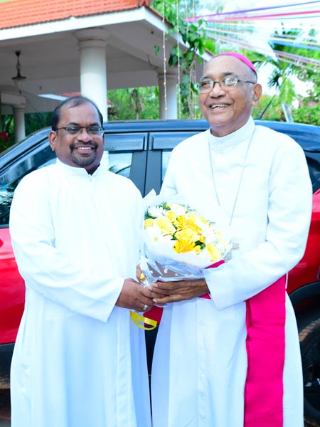 La célébration du Jubilé et de la profession perpétuelle donnent de vivre un moment  joyeux à la Maison de formation bétharramite de Mangalore (Inde)