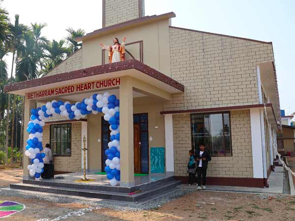 L'église du Sacré-Cœur de Bétharram à Simaluguri a été consacrée