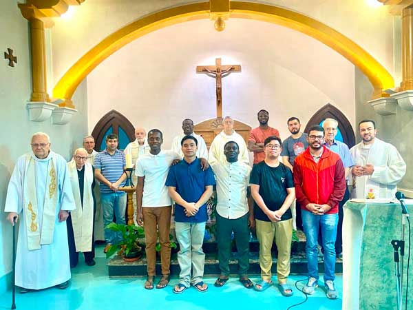 Rencontre entre les jeunes de la session internationale et les pères âgés de la maison de retraite « Notre-Dame de Bétharram » 