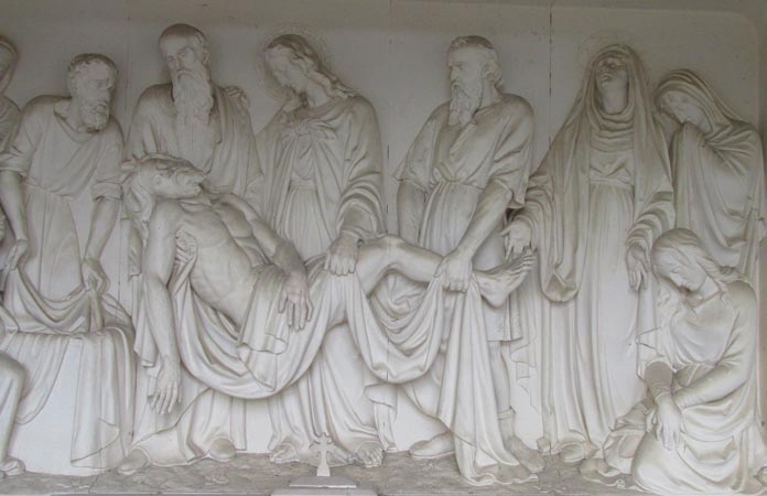 Quatorzième station - Jésus est mis dans le tombeau