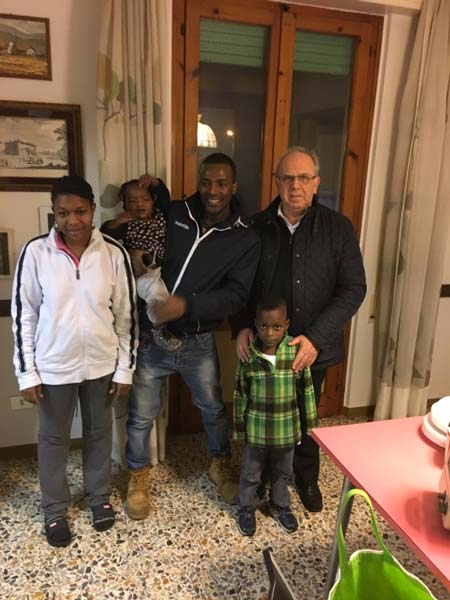 Le P. Maurizio scj et Karim avec sa famille