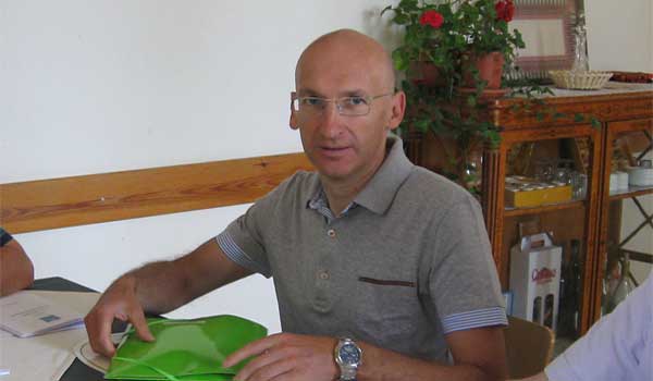 nef-110605.jpg nef-110605.jpg