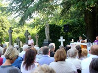 Messa d’estate per i defunti nel cimitero di Olton