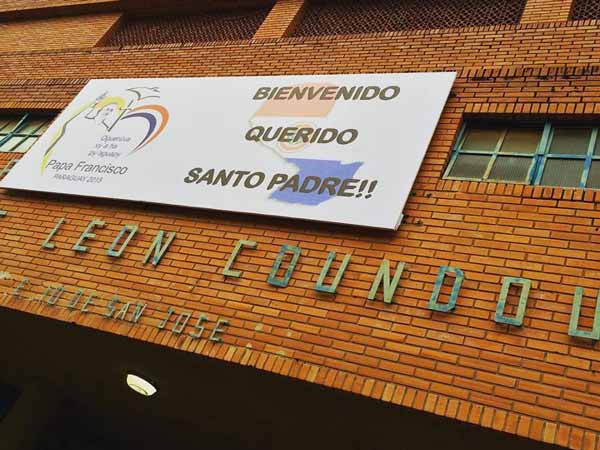 Il Papa nel palazzetto dello sport “Léon Coundou” del nostro collegio San José in Asunción