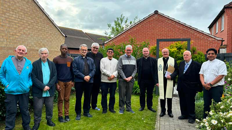 Il Vescovo di Nottingham benedice la nuova residenza sede della comunità