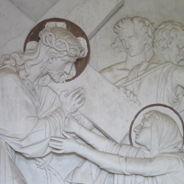 Ottava Stazione: Gesù incontra sua madre.