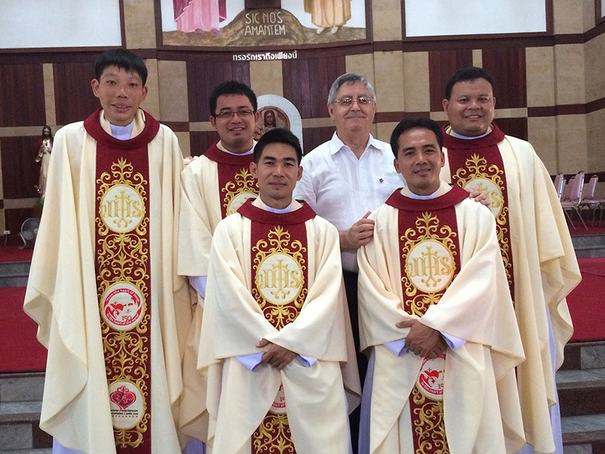 Cattedrale di Chiang Mai - 28 giugno 2014.  Ordinazioni sacerdotali di Albert Saat Prathansiphong, Bithu Pithak, Thinakorn Martin de Tours Damrongisasin, Nontaphat Mayoe, Athit Kasetsukchai in presenza del Superiore Generale, P. Gaspar Fernández Pérez